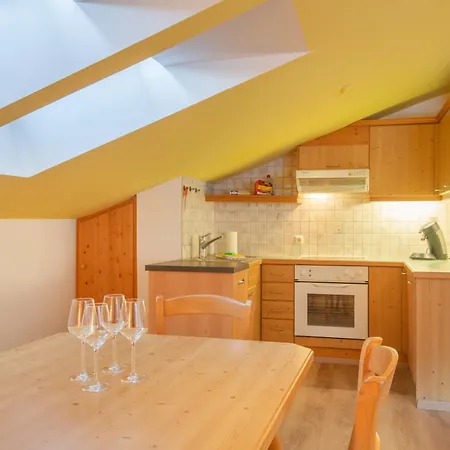 Lakeside Apartment *